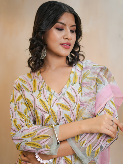 Mahnoor Pink Leaf Printed Kurta Set